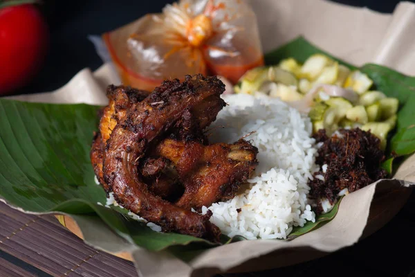 Nasi Ayam Goreng Tradisional Dengan Herbal Cabe Dan Acar Mentimun — Stok Foto