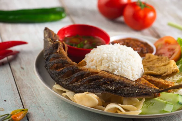 Stekt Havskatt Med Ris Sambal Grönsaker Och Blandad Rätt — Stockfoto