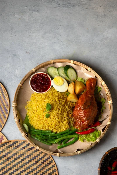 Nasi Kunyit Populär Indonesisk Mat Med Kokosmjölk Och Gurkmeja Stockbild