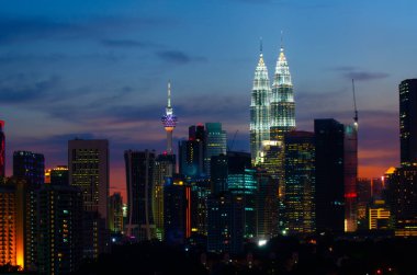 Kuala lumpur şehri alacakaranlıkta ufuk çizgisi, Kuala lumpur Malezya