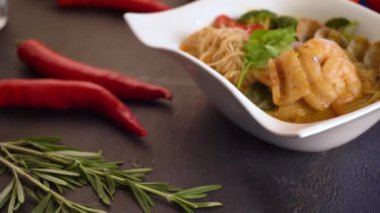 Lezzetli karidesli eriştenin yakın çekim görüntüleri.