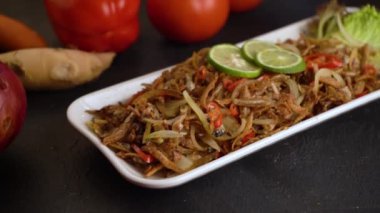 Siyah masadaki malay eriştesinin yakın çekim görüntüleri.