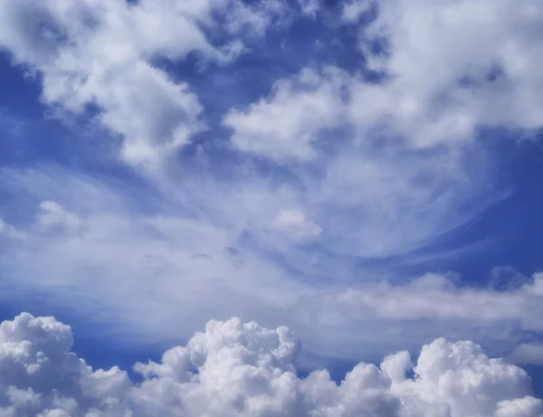 Cielo azul con nubes blancas — Foto de Stock