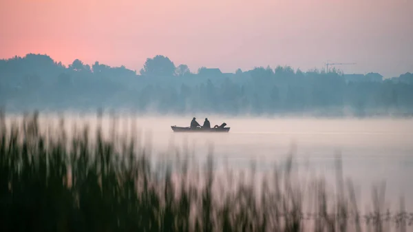照片拍摄于日出时的早晨散步 在斯威克拉涅茨湖畔 这是在船上划船钓鱼的照片 — 图库照片