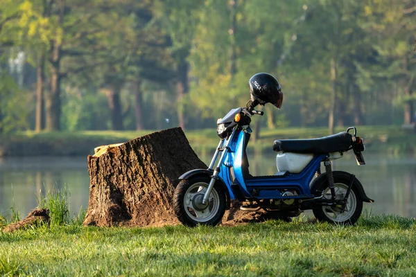 Fotoğraf Wierklaniec 'te bir sabah fotoğraf yürüyüşü sırasında çekildi. Bir fotoğrafçıyla birlikte gölde güneşin doğuşunu fotoğraflamaya gittik. Bu fotoğraf Simson Moped 'i gösteriyor. Her gencin rüyasını..