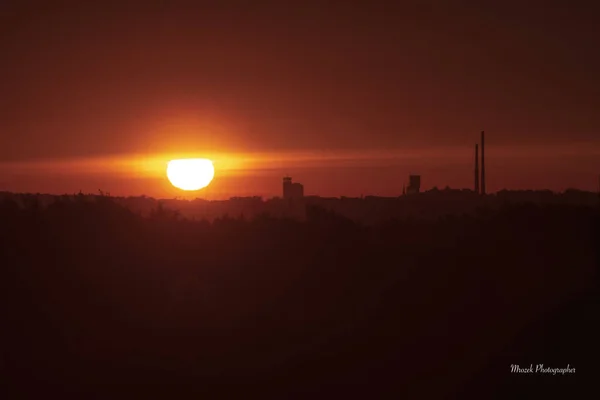 Fotoğrafı Ruda lska 'daki bir yığından aldım ve Katowice' de güneşin doğuşunu ve amcamın madenini gösterdim..