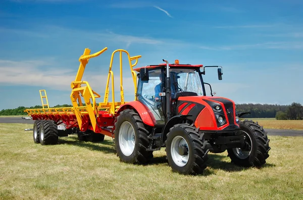 Traktor na polu — Stock fotografie