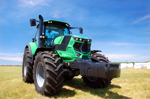 Traktor na polu — Stok fotoğraf