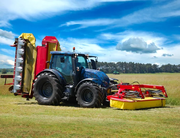 Traktor na polu — стокове фото