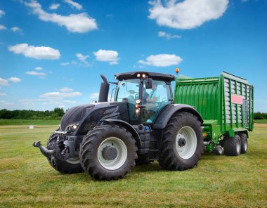 Traktor na plu