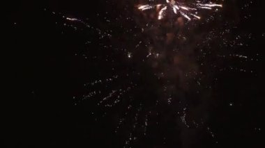 Karanlık gökyüzünde havai fişekler