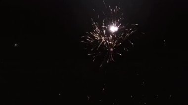 Karanlık gökyüzünde havai fişekler