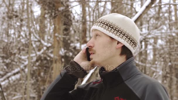 Dospělé vážný muž mluví po telefonu venku v zimě — Stock video