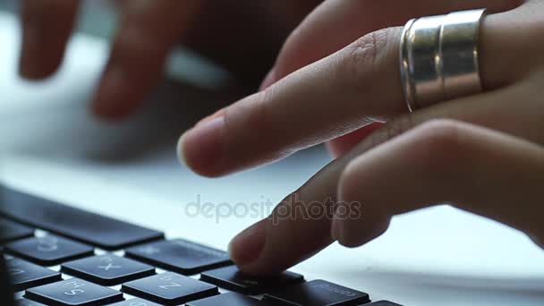 Teclado typing.Hands toque digitando em um teclado preto . — Vídeo de Stock