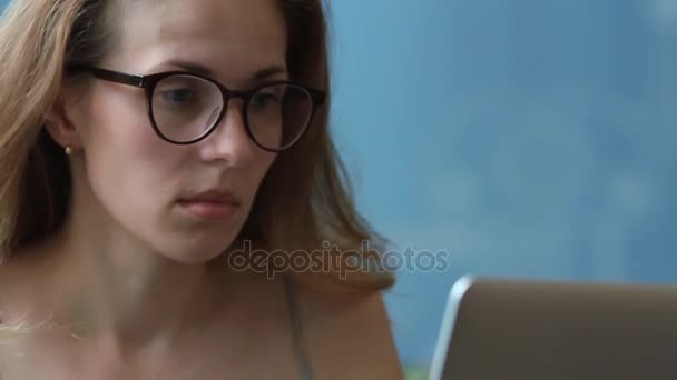 Όμορφη γυναίκα με γυαλιά που χρησιμοποιούν ένα φορητό υπολογιστή — Αρχείο Βίντεο
