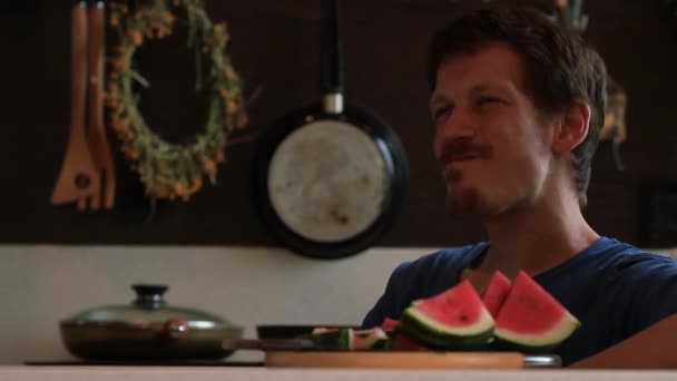 Hombre caucásico comiendo sandía — Vídeos de Stock