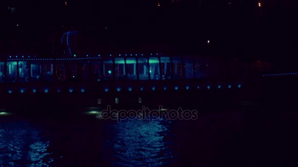 这艘船在夜间的焦的灯光 — 图库视频影像
