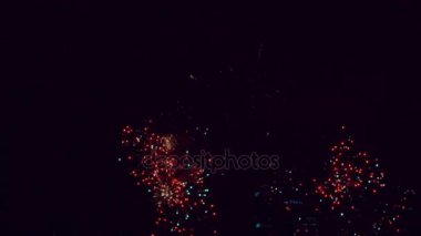 Gece gökyüzünde havai fişekler