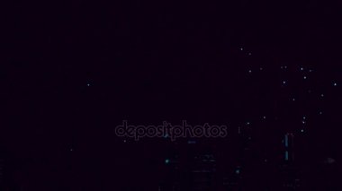 Gece gökyüzünde havai fişekler