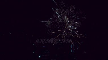 Gece gökyüzünde havai fişekler