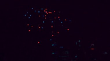 Gece gökyüzünde havai fişekler