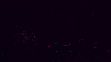 Gece gökyüzünde havai fişekler