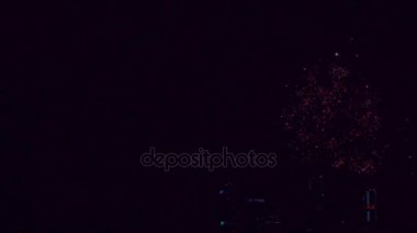 Gece gökyüzünde havai fişekler