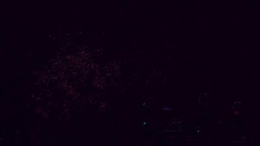 Gece gökyüzünde havai fişekler