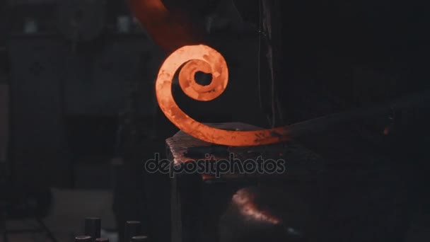 Forja de detalle de metal fundido — Vídeo de stock