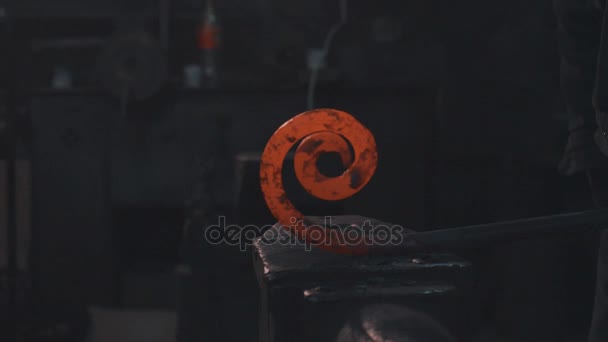Refrigeração do detalhe do metal de forjamento — Vídeo de Stock