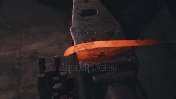 Smeden van gesmolten metalen detail — Stockvideo