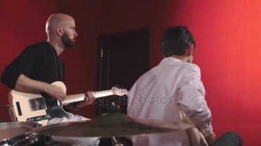 Kırmızı bacground müzisyenler portresi