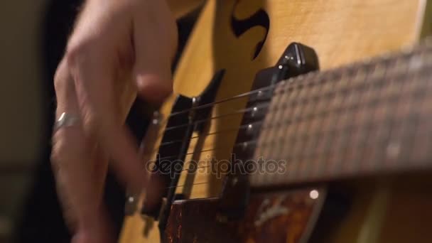 Guitarristas mãos close-up — Vídeo de Stock