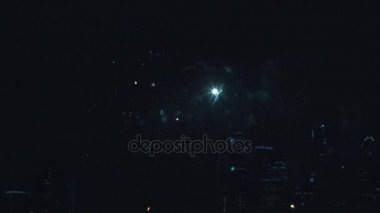 Gece gökyüzünde havai fişekler