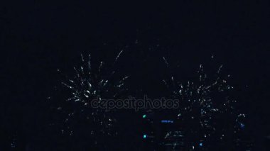Gece gökyüzünde havai fişekler