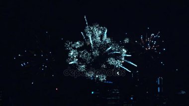 Gece gökyüzünde havai fişekler