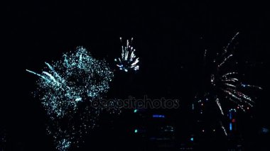 Gece gökyüzünde havai fişekler