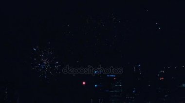 Gece gökyüzünde havai fişekler