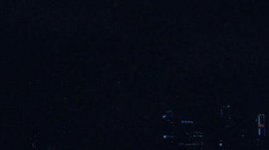 Gece gökyüzünde havai fişekler