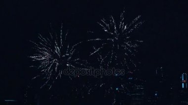 Gece gökyüzünde havai fişekler