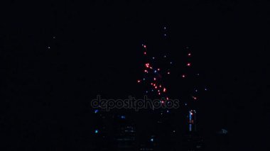 Gece gökyüzünde havai fişekler