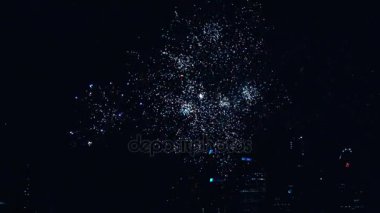 Gece gökyüzünde havai fişekler