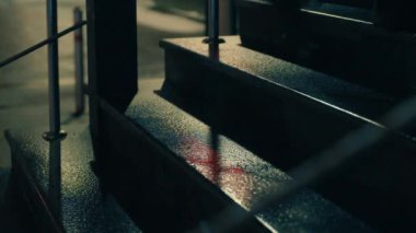 Adamın merdivenlerden yukarı ve aşağı hareket ayaklar