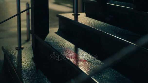 Los pies del hombre subiendo y bajando las escaleras — Vídeo de stock