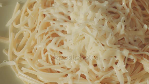 Hete spaghetti met kaas op een plaat toe te voegen tomaat saus — Stockvideo