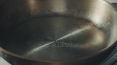 Pişirme ve kızartma tavada cızırtılı sosis