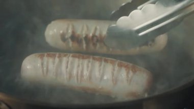 Pişirme ve kızartma tavada cızırtılı sosis