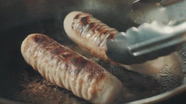 Pişirme ve kızartma tavada cızırtılı sosis