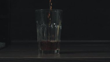 Çay bardak çay pot içine dökme ve sıcak su ekleyerek