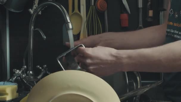 Manos de hombre lavando platos en la cocina en casa — Vídeos de Stock